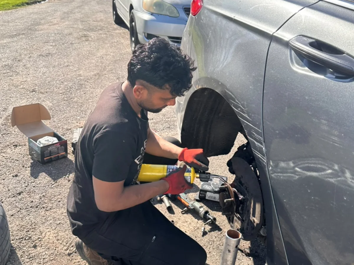 Babbal travaille près d’un véhicule pendant une visite de service mobile