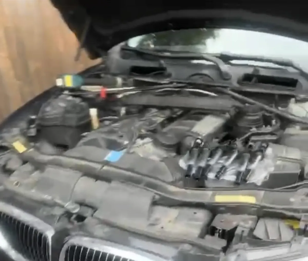 Compartiment moteur d’un véhicule photographié pendant de vrais travaux