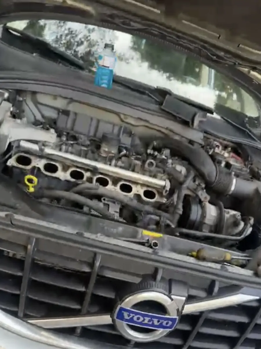 Compartiment moteur ouvert photographié pendant de vrais travaux