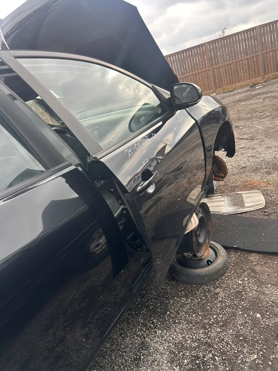 Voiture avec le capot ouvert et une roue retirée lors d’une visite mobile
